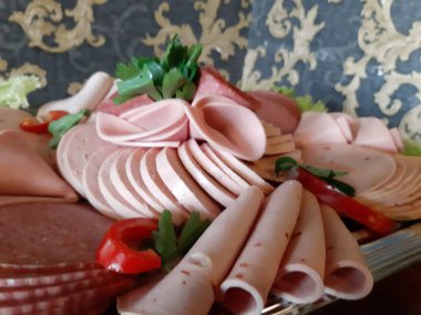 Masada çeşitli peynirlerle servis edilen peynir tabağı.