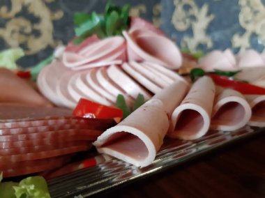 Masada çeşitli peynirlerle servis edilen peynir tabağı.