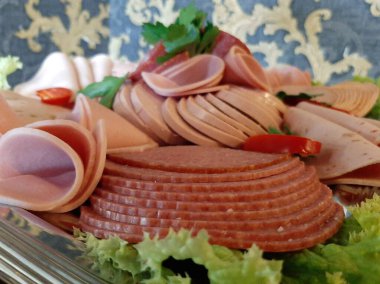 Masada çeşitli peynirlerle servis edilen peynir tabağı.