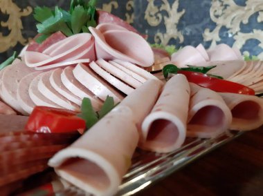 Masada çeşitli peynirlerle servis edilen peynir tabağı.