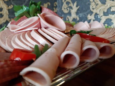 Masada çeşitli peynirlerle servis edilen peynir tabağı.