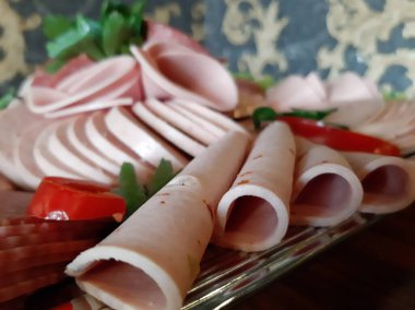 Masada çeşitli peynirlerle servis edilen peynir tabağı.