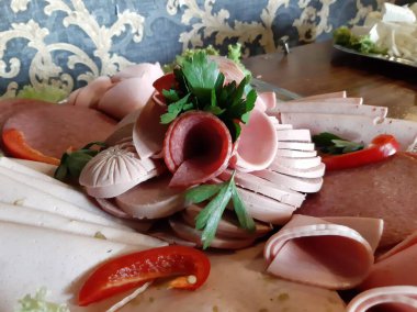 Masada çeşitli peynirlerle servis edilen peynir tabağı.