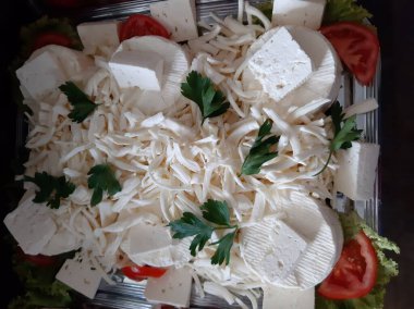 Masada çeşitli peynirlerle servis edilen peynir tabağı.