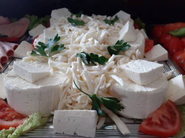 Masada çeşitli peynirlerle servis edilen peynir tabağı.