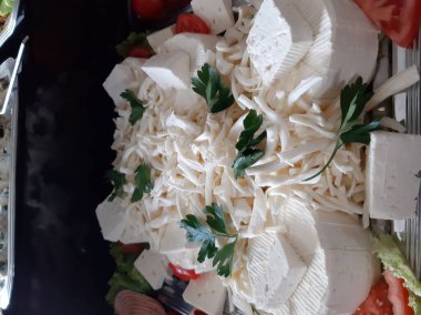 Masada çeşitli peynirlerle servis edilen peynir tabağı.