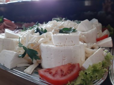 Masada çeşitli peynirlerle servis edilen peynir tabağı.