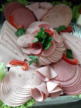 Masada çeşitli peynirlerle servis edilen peynir tabağı.