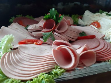 Masada çeşitli peynirlerle servis edilen peynir tabağı.