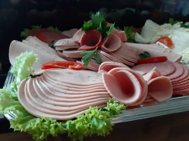 Masada çeşitli peynirlerle servis edilen peynir tabağı.