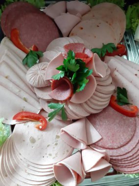 Masada çeşitli peynirlerle servis edilen peynir tabağı.