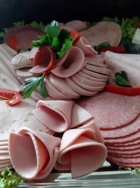 Masada çeşitli peynirlerle servis edilen peynir tabağı.