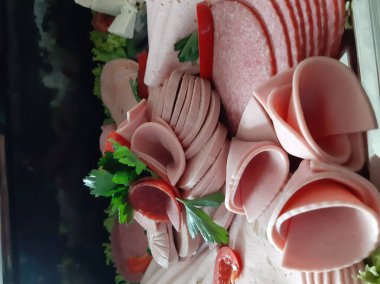 Masada çeşitli peynirlerle servis edilen peynir tabağı.