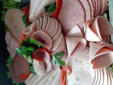 Masada çeşitli peynirlerle servis edilen peynir tabağı.