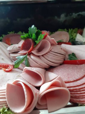 Masada çeşitli peynirlerle servis edilen peynir tabağı.