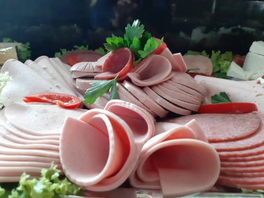 Masada çeşitli peynirlerle servis edilen peynir tabağı.