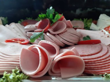 Masada çeşitli peynirlerle servis edilen peynir tabağı.