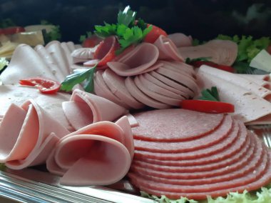 Masada çeşitli peynirlerle servis edilen peynir tabağı.