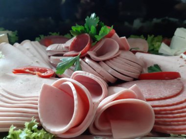 Masada çeşitli peynirlerle servis edilen peynir tabağı.