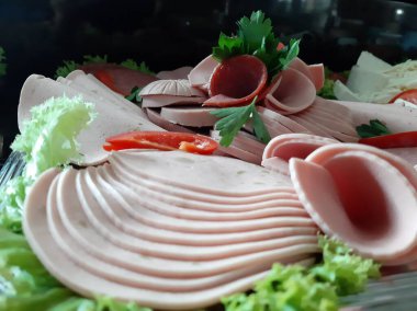 Masada çeşitli peynirlerle servis edilen peynir tabağı.