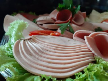 Masada çeşitli peynirlerle servis edilen peynir tabağı.