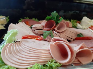 Masada çeşitli peynirlerle servis edilen peynir tabağı.