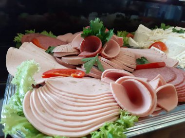 Masada çeşitli peynirlerle servis edilen peynir tabağı.