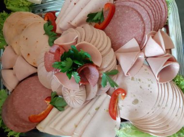 Masada çeşitli peynirlerle servis edilen peynir tabağı.