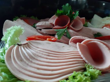 Masada çeşitli peynirlerle servis edilen peynir tabağı.