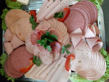 Masada çeşitli peynirlerle servis edilen peynir tabağı.