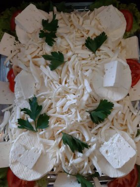 Masada çeşitli peynirlerle servis edilen peynir tabağı.