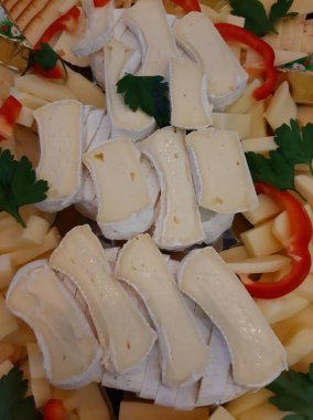 Masada çeşitli peynirlerle servis edilen peynir tabağı.