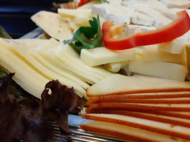 Masada çeşitli peynirlerle servis edilen peynir tabağı.