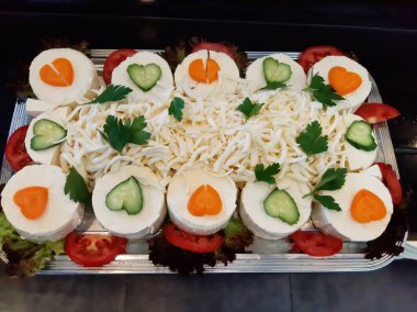 Masada çeşitli peynirlerle servis edilen peynir tabağı.