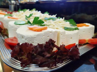 Masada çeşitli peynirlerle servis edilen peynir tabağı.