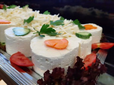 Masada çeşitli peynirlerle servis edilen peynir tabağı.