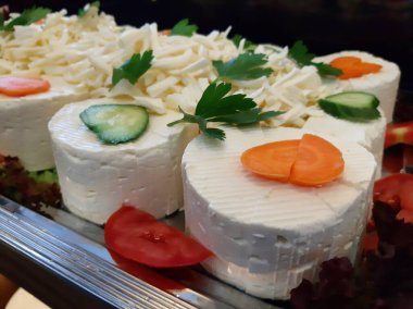 Masada çeşitli peynirlerle servis edilen peynir tabağı.