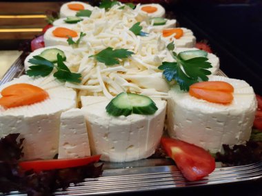 Masada çeşitli peynirlerle servis edilen peynir tabağı.