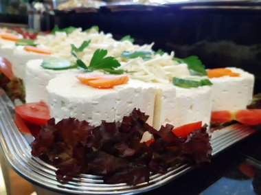 Masada çeşitli peynirlerle servis edilen peynir tabağı.