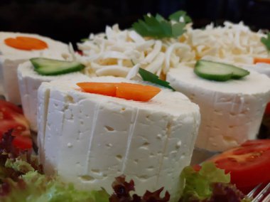 Masada çeşitli peynirlerle servis edilen peynir tabağı.