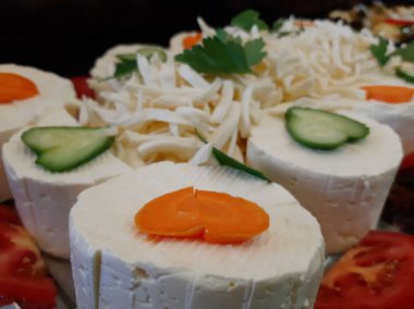 Masada çeşitli peynirlerle servis edilen peynir tabağı.