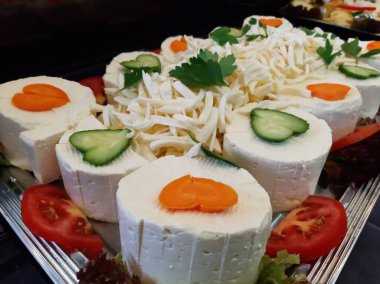 Masada çeşitli peynirlerle servis edilen peynir tabağı.