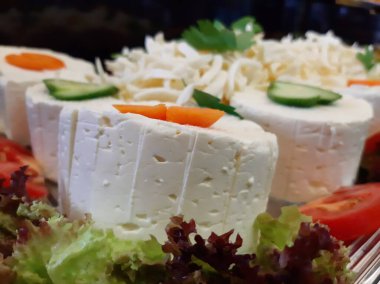 Masada çeşitli peynirlerle servis edilen peynir tabağı.