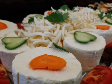 Masada çeşitli peynirlerle servis edilen peynir tabağı.