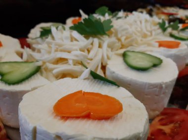 Masada çeşitli peynirlerle servis edilen peynir tabağı.