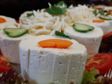 Masada çeşitli peynirlerle servis edilen peynir tabağı.