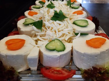 Masada çeşitli peynirlerle servis edilen peynir tabağı.