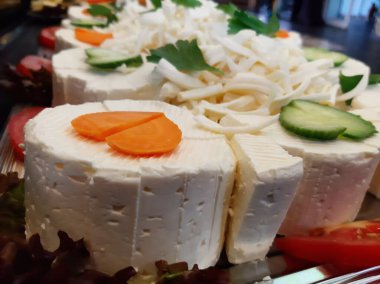 Masada çeşitli peynirlerle servis edilen peynir tabağı.