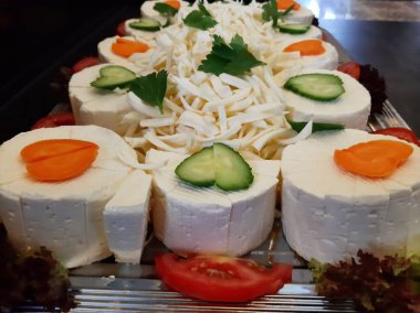 Masada çeşitli peynirlerle servis edilen peynir tabağı.