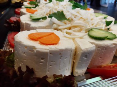 Masada çeşitli peynirlerle servis edilen peynir tabağı.